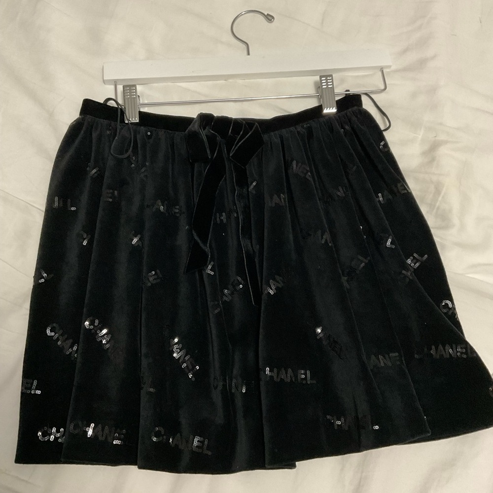 Chanel  2022 VELVET AND SEQUIN SKIRT.
SIZE 38